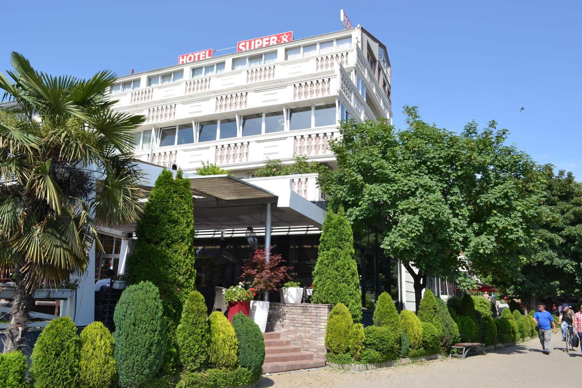 Hotel Super 8 Skopie Exterior foto